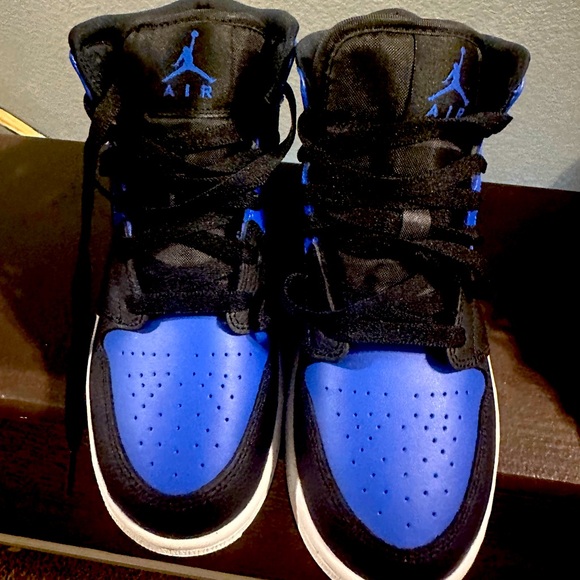 Royal Blue Mid Jordans
Size 4.5
NWOT or box - Picture 1 of 3